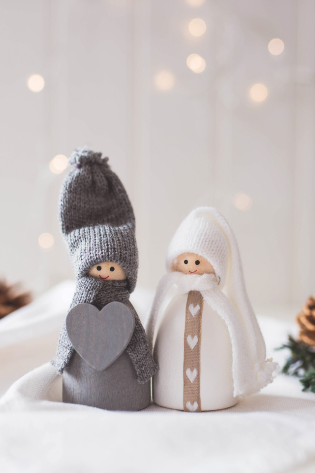 Две влюбленные фигурки в вязаных костюмах