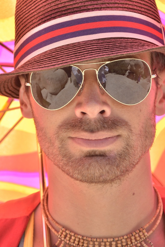 Мужчина в солнечных очках и шляпе летом