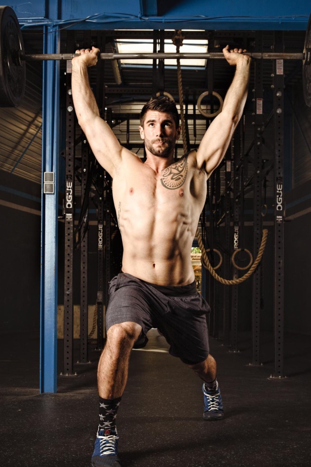 Спортивный мужчина со штангой в руках 