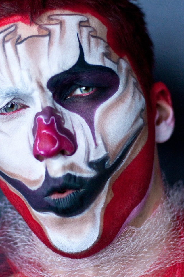 Парень с гримом на лице крупным планом