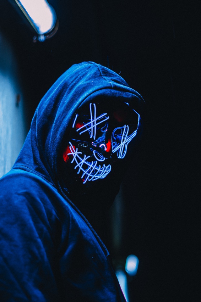 Парень в худи с маской на лице 