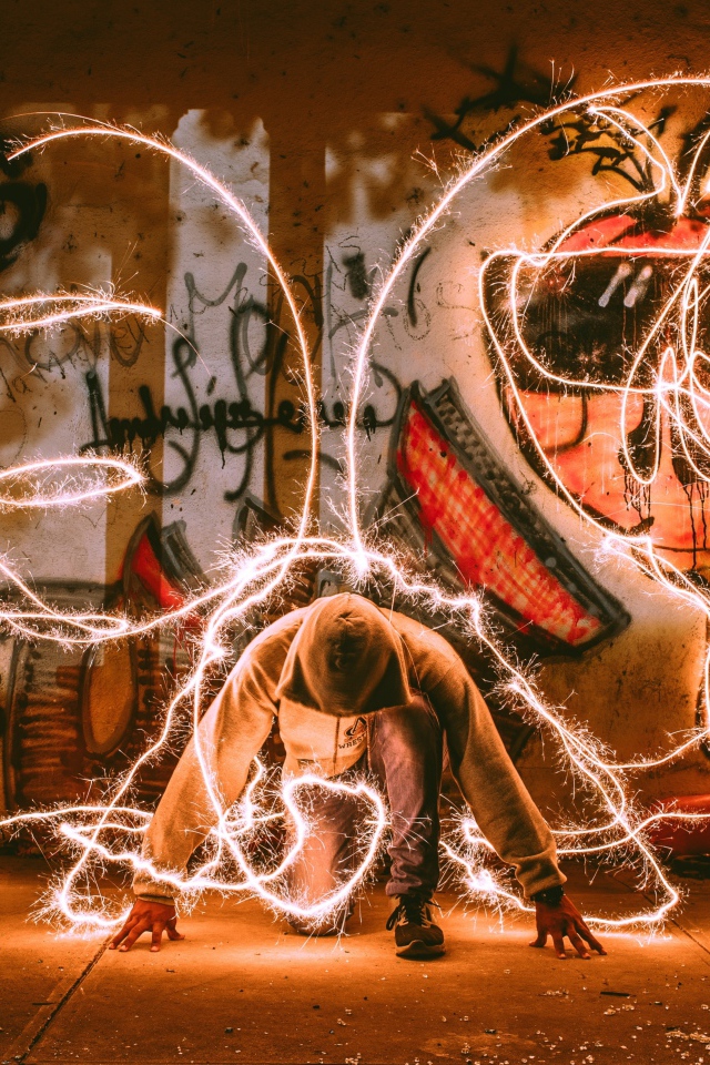 Парень в худи с искрами света