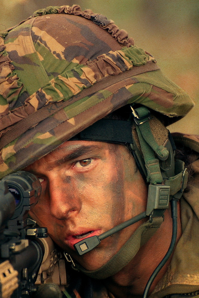 Мужчина солдат в каске с винтовкой