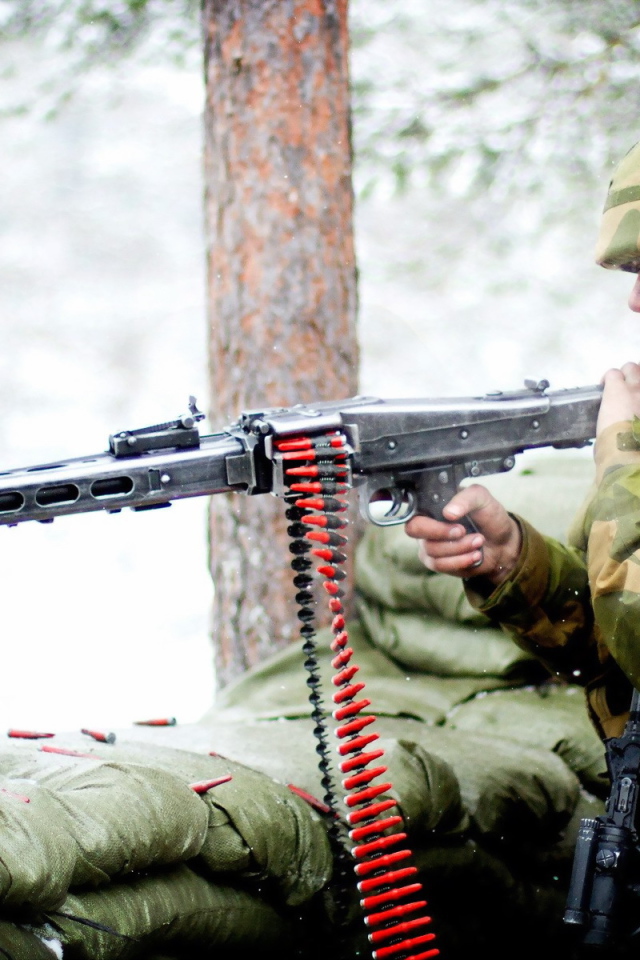 Мужчина солдат с пулеметом 