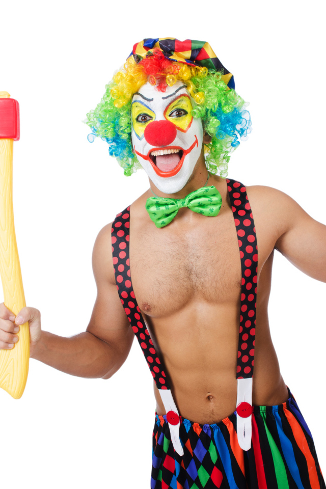 Мужчина  в костюме клоуна с топором и часами в руке на белом фоне