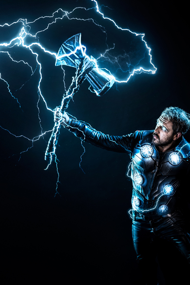 Мужчина в костюме Тора косплей 