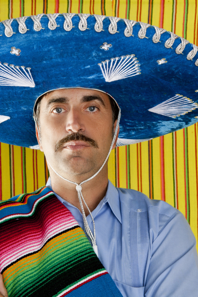 Мужчина с большой шляпе сомбреро 