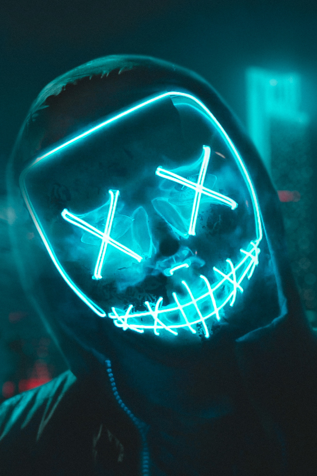 Парень в худи с неоновой маской 