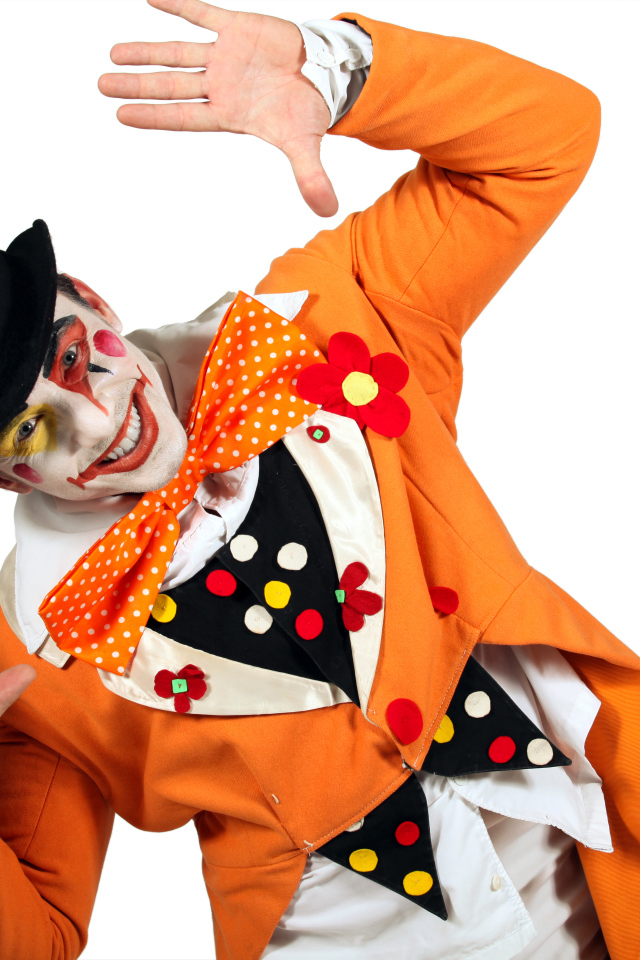 Улыбающийся мужчина клоун на белом фоне 