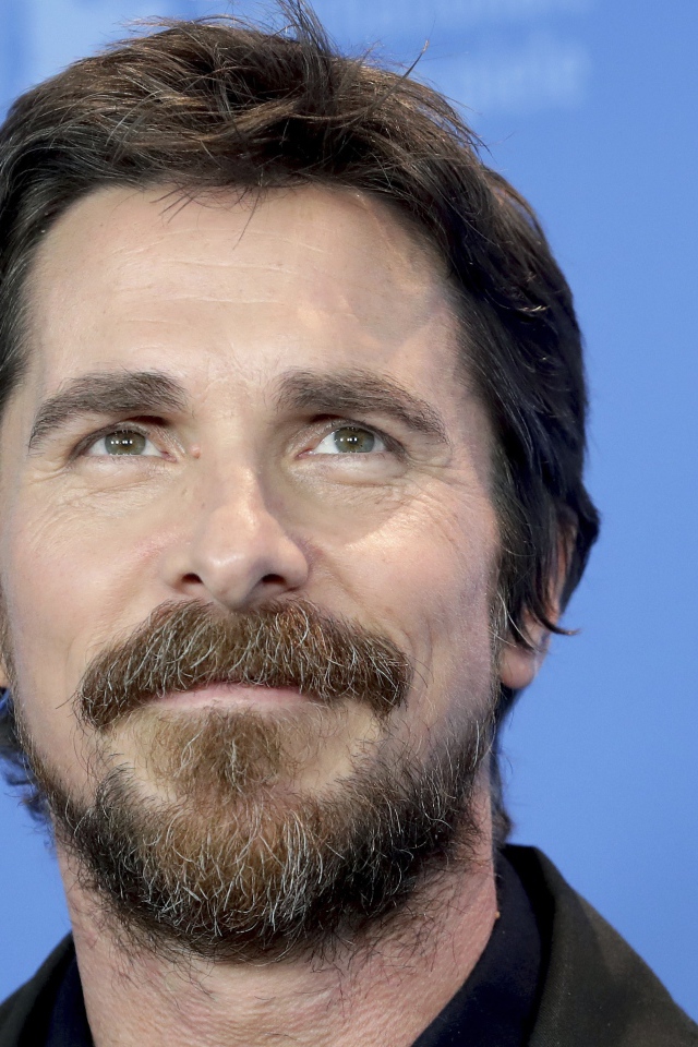 Актер Кристиан Бэйл лицо на голубом фоне