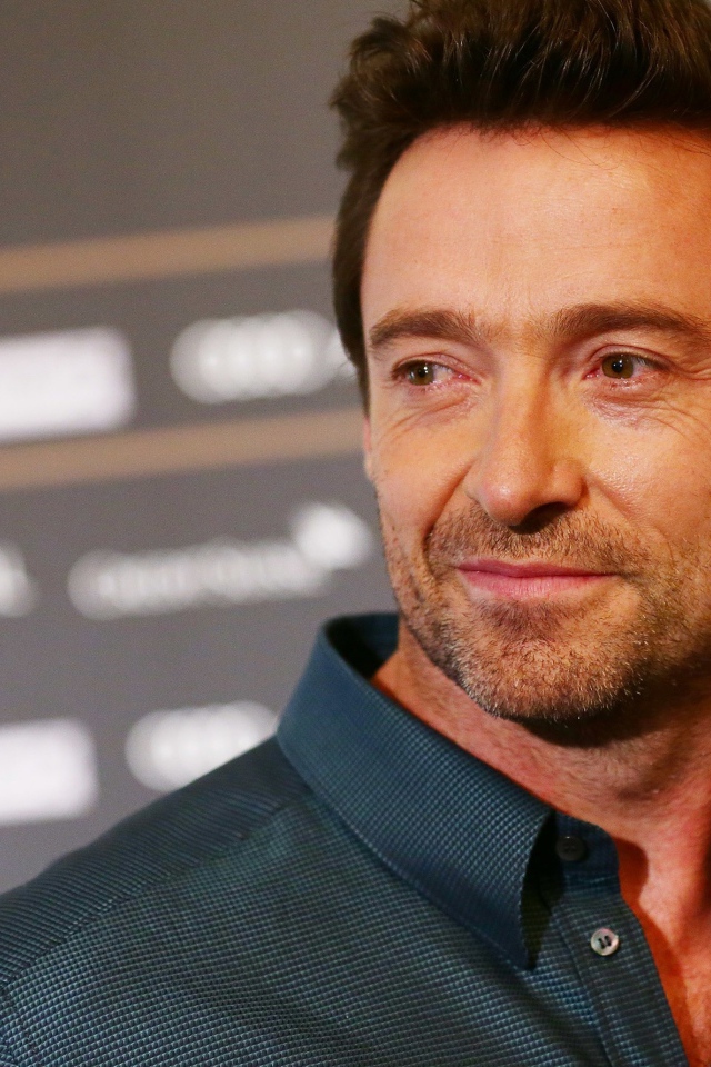 Актер Хью Джекман в черной рубашке