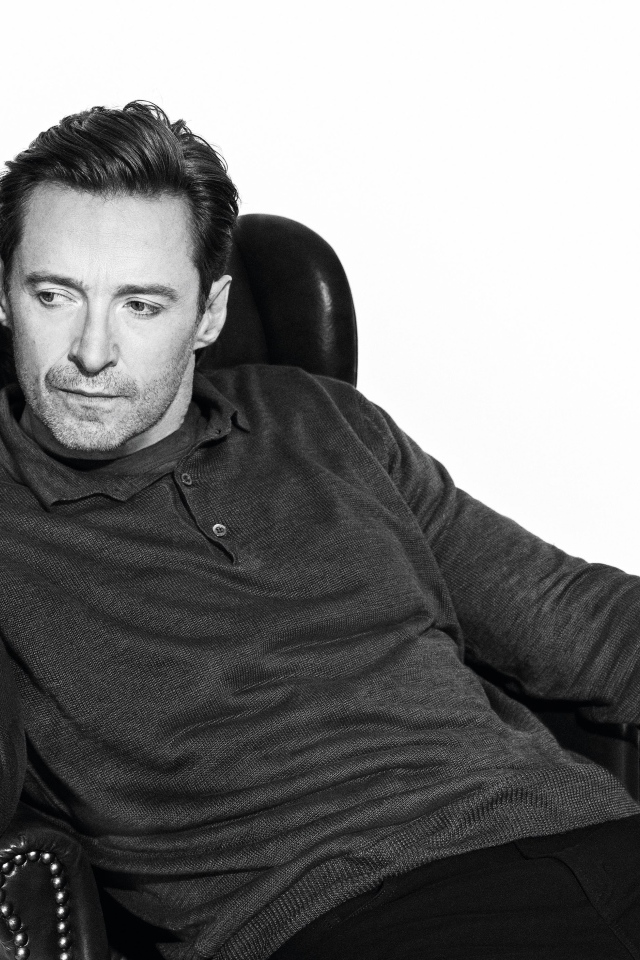 Актер Хью Джекман в кресле черно-белое фото