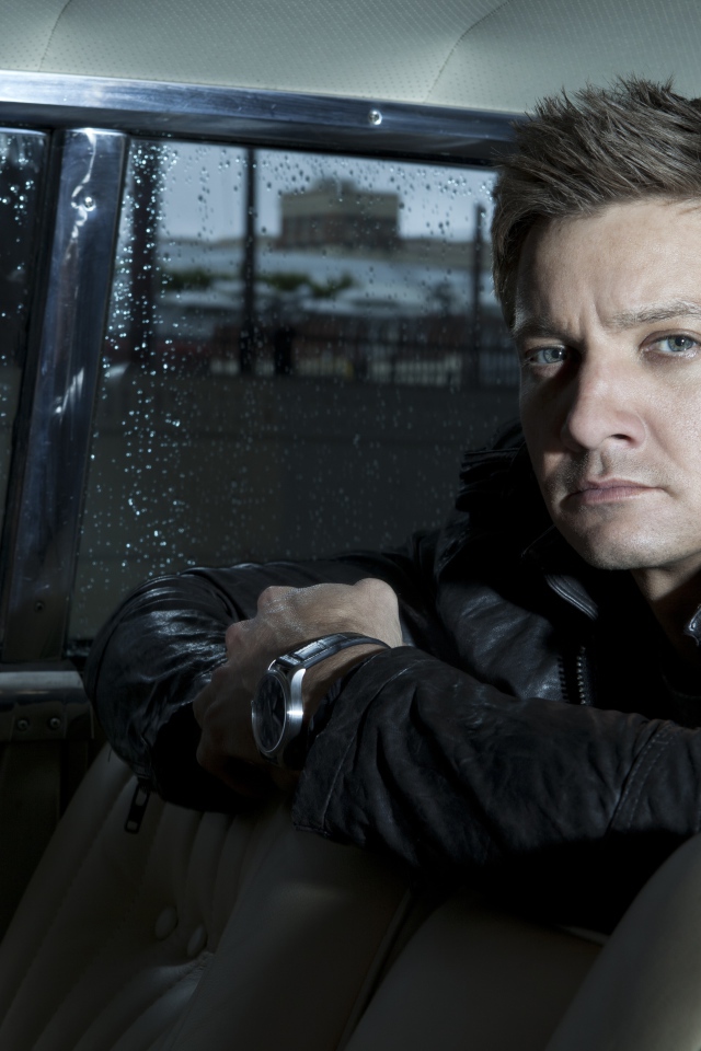 Актер Джереми Реннер сидит в машине 