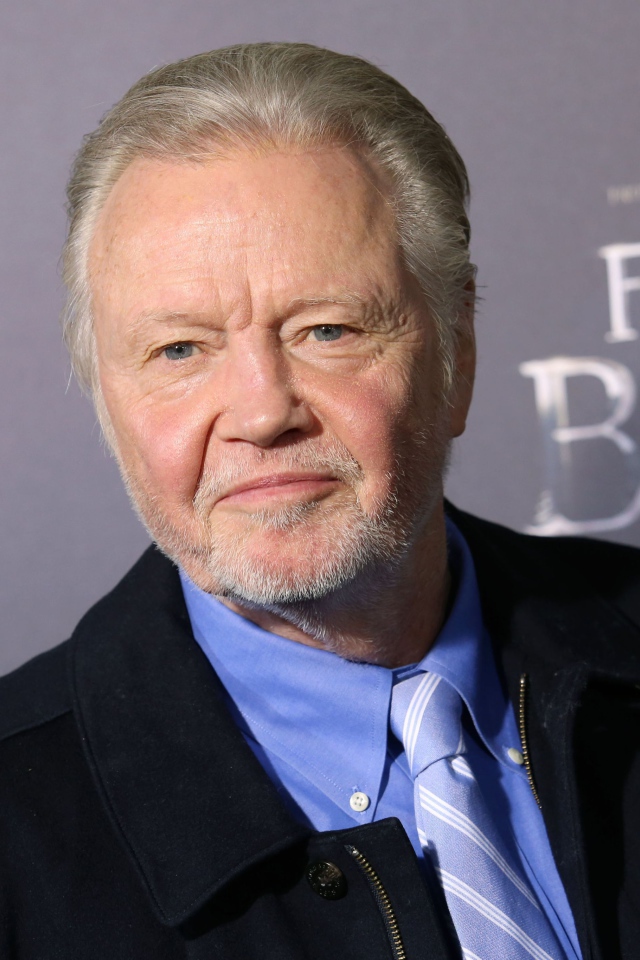 Актер Джон Войт в черной куртке 