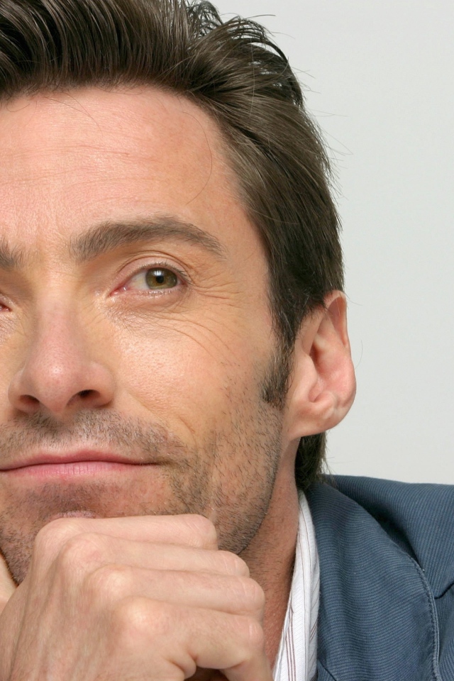 Актер Хью Джекман с рукой у лица