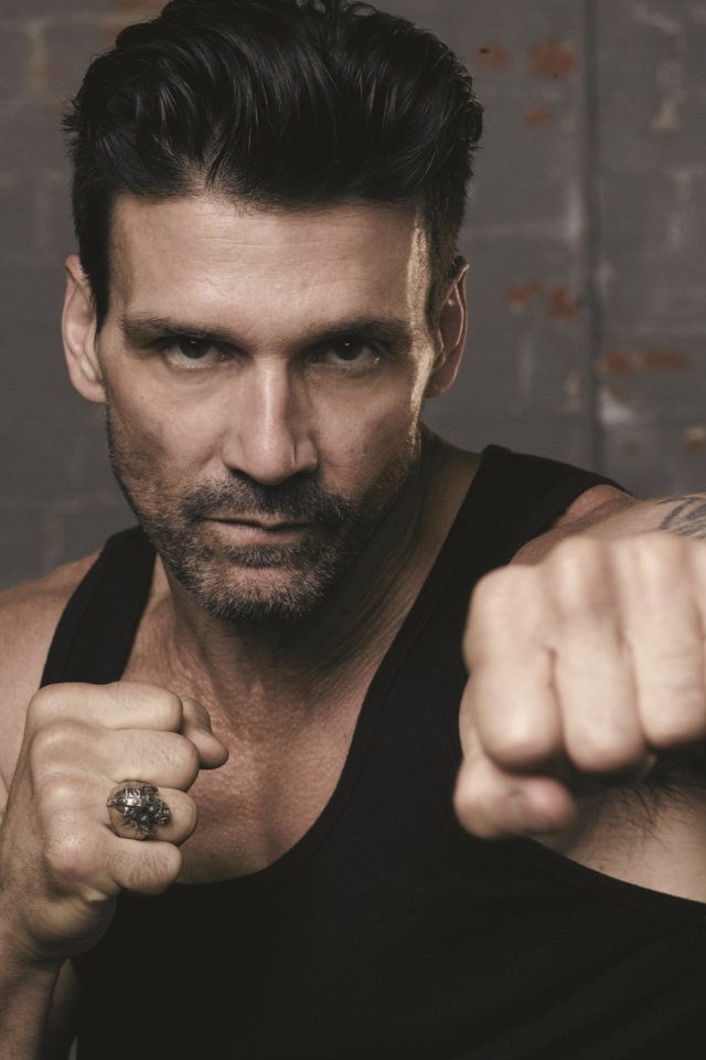 Американский актер Фрэнк Грилло занимается спортом