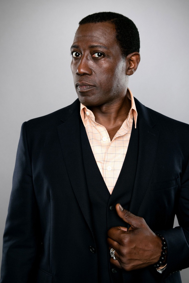 Темнокожий американский актер Уэсли Снайпс в костюме