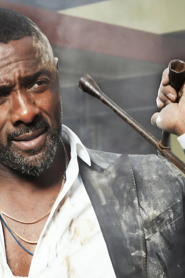 Темнокожий актер Идрис Эльба с ключом в руке