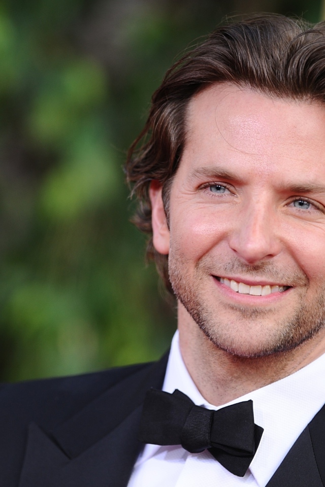 Голубоглазый мужчина актер Брэдли Купер