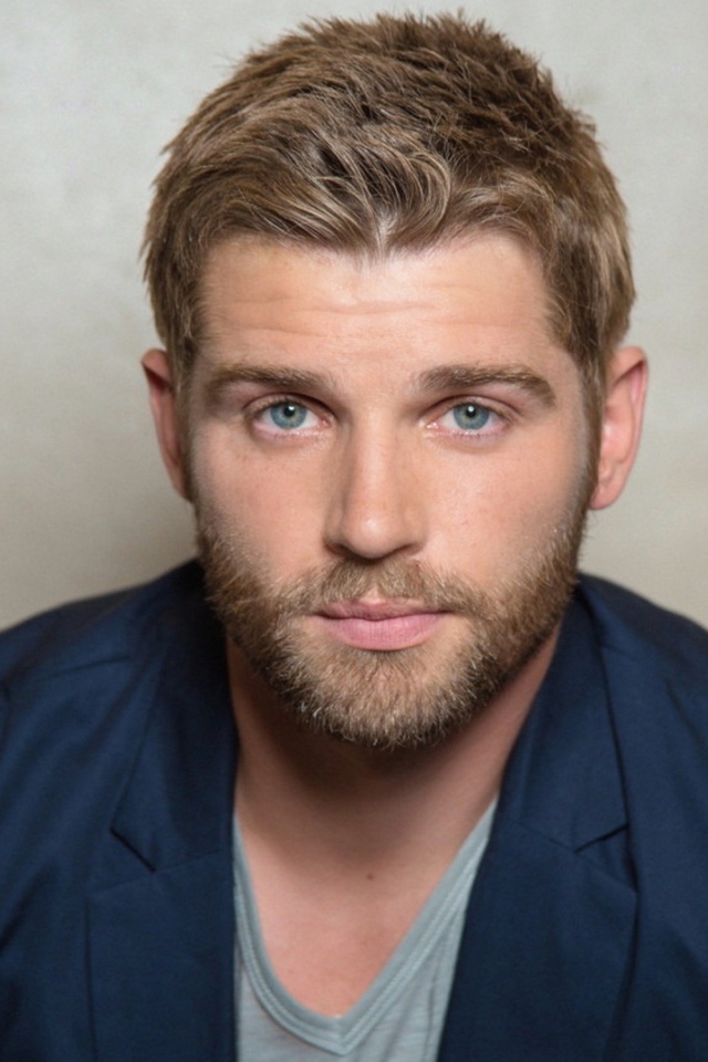 Голубоглазый мужчина, американский актер Майкл Фогель