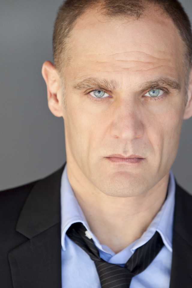 Голубоглазый мужчина, канадский актер Андреас Апергис