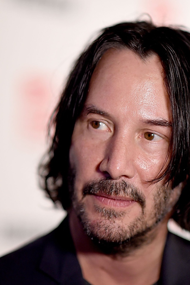 Кареглазый мужчина, актер Киану Ривз