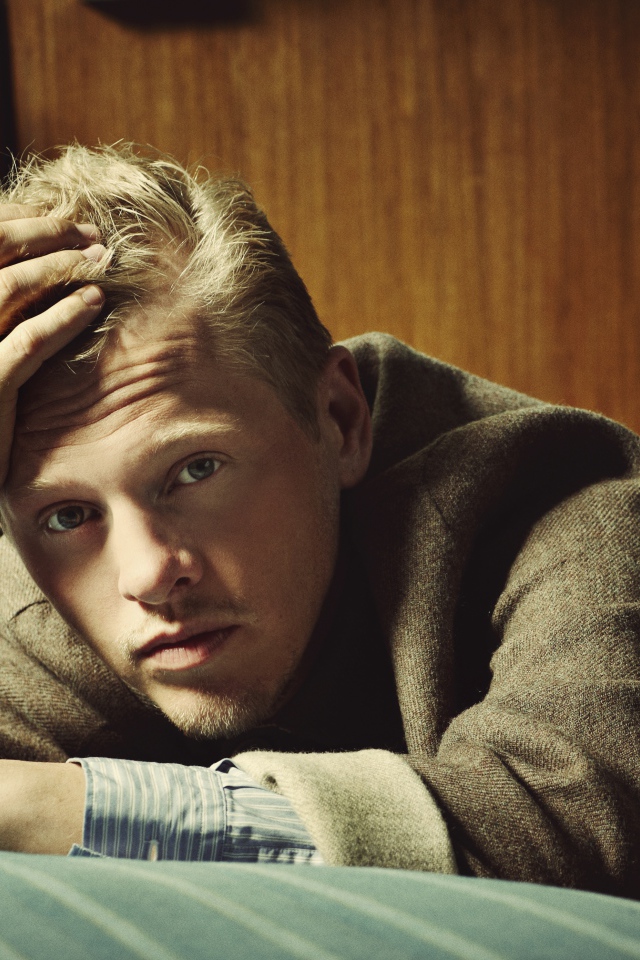 Датский актер Туре Линдхардт лежит на кровати