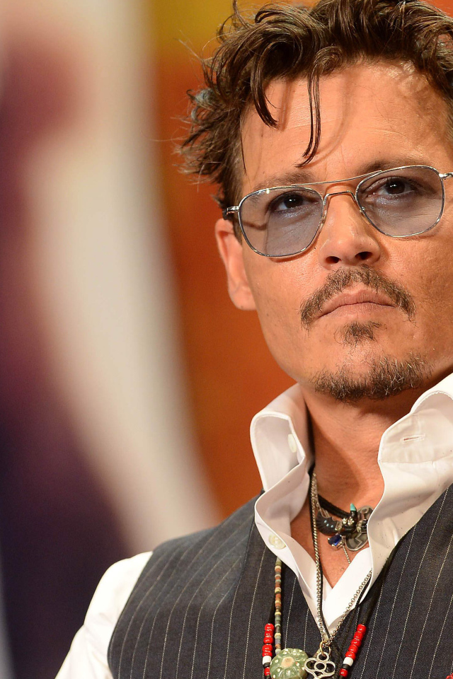 Модный актер Джонни Депп в очках