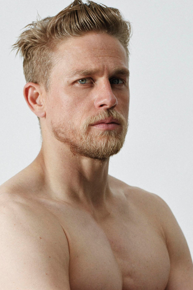 Красивый голубоглазый мужчина актер Чарли Ханнэм