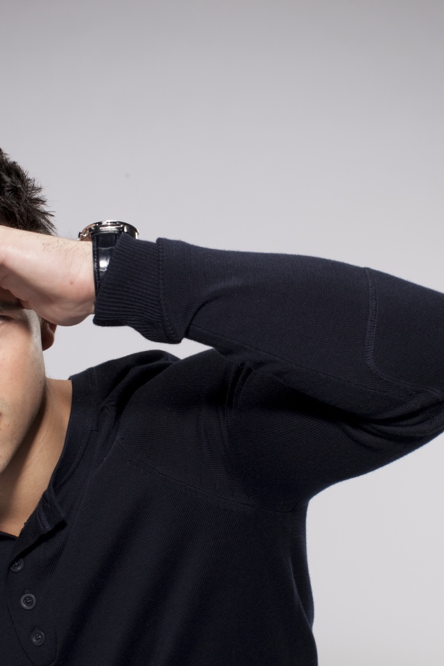 Красивый парень, актер Тейлор Лотнер на сером фоне