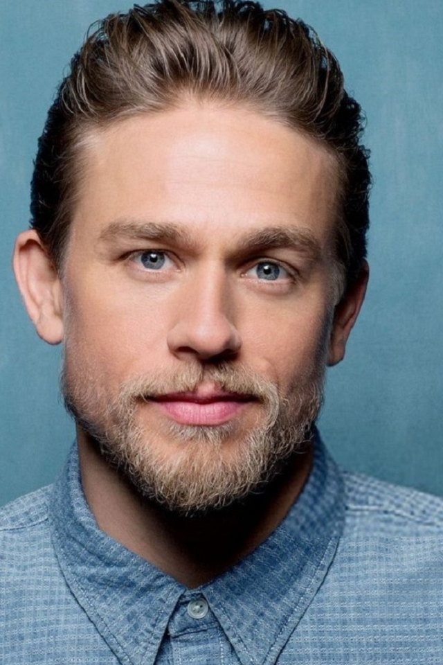 Красивый мужчина британский актер Чарли Ханнэм