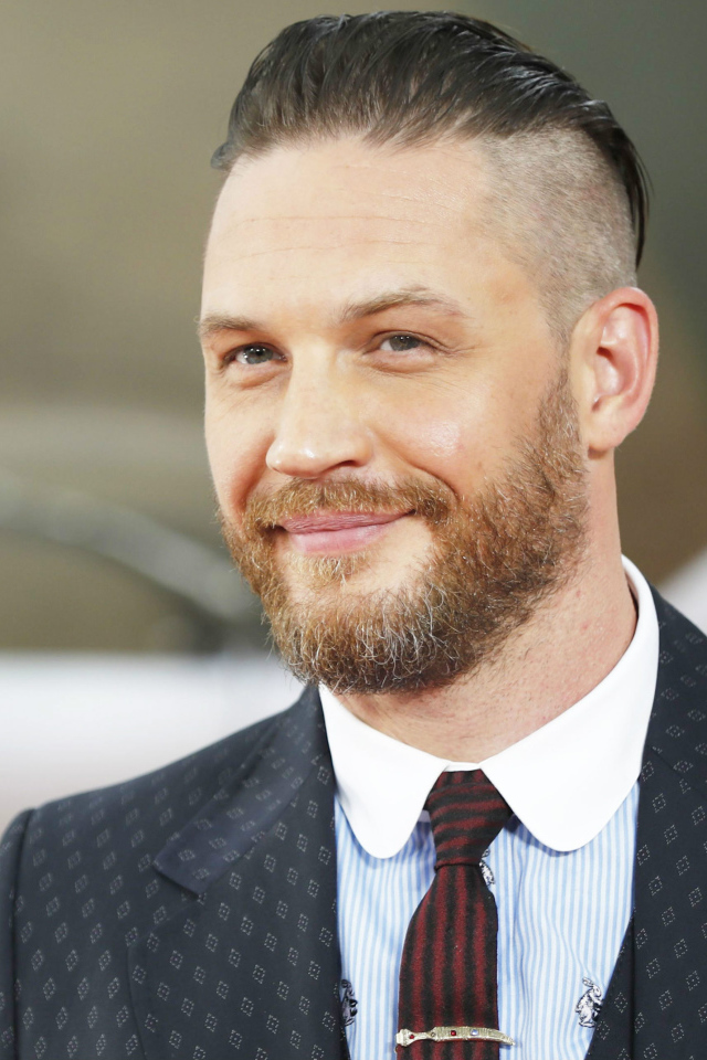 Красивый стильный мужчина актер Том Харди