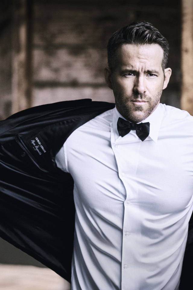 Популярный канадский актер Райан Рейнольдс снимает пиджак