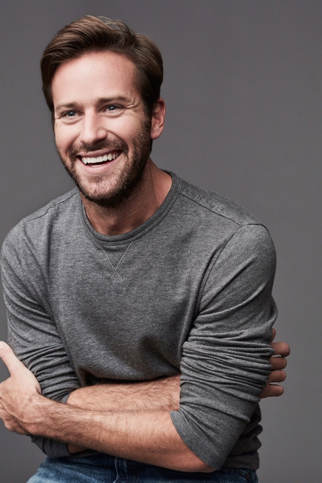 Популярный актер Арми Хаммер смеется