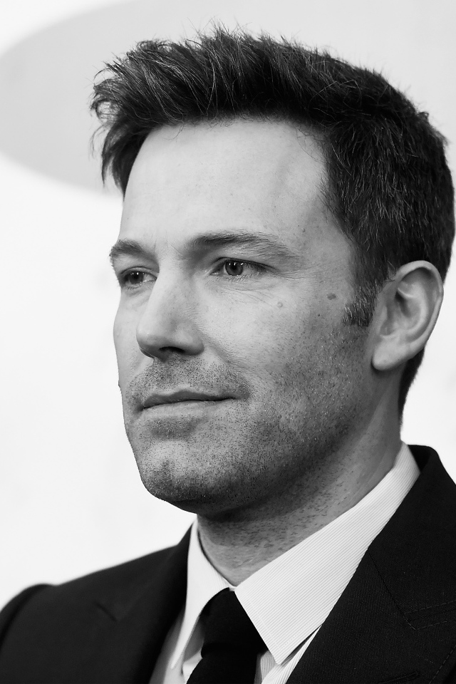 Популярный актер Бен Аффлек черно белое фото 