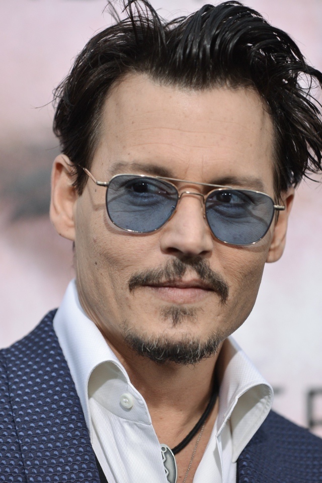 Популярный актер Джонни Депп в очках