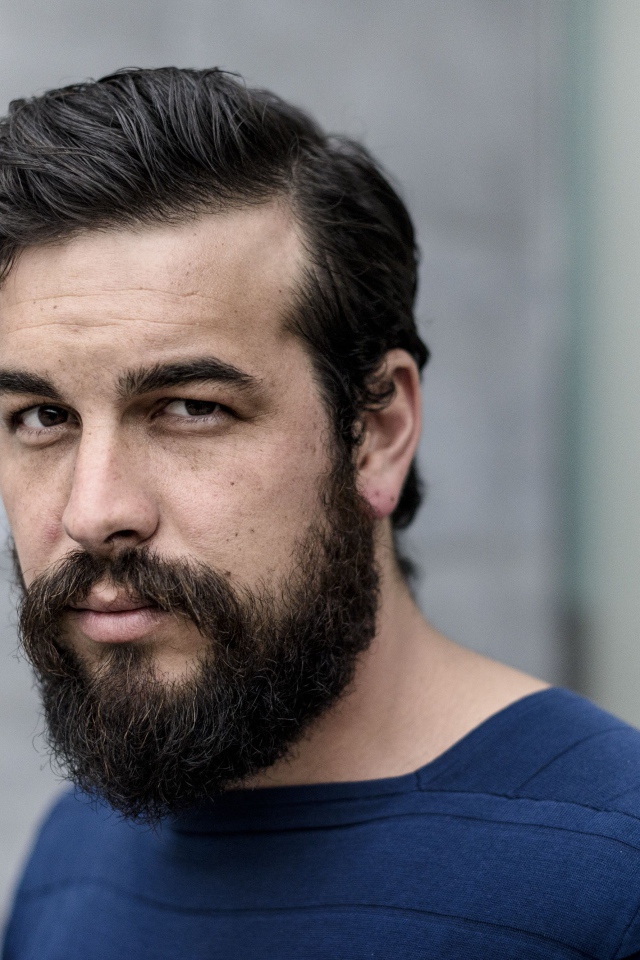 Популярный актер Марио Касас с бородой