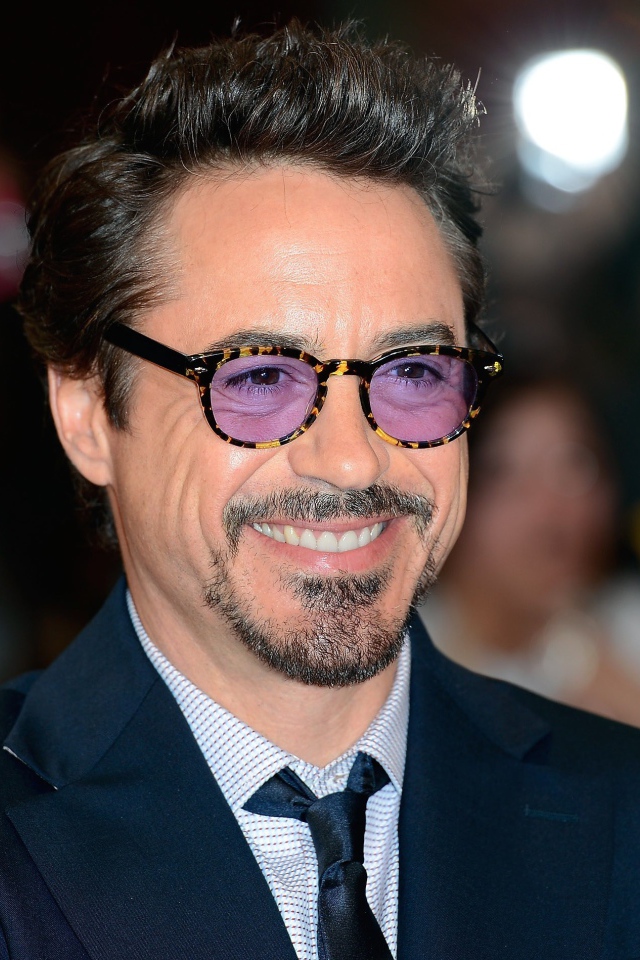 Улыбающийся актер Роберт Дауни — младший в очках