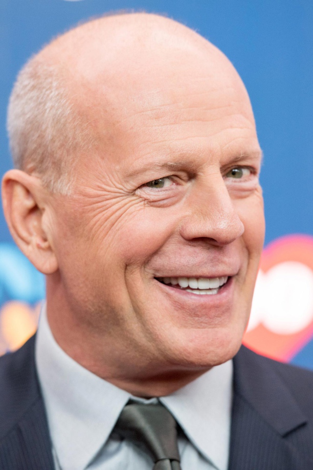 Улыбающийся мужчина актер Брюс Уиллис