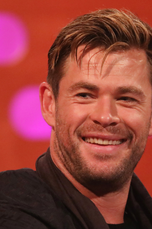 Улыбающийся мужчина актер Крис Хемсворт