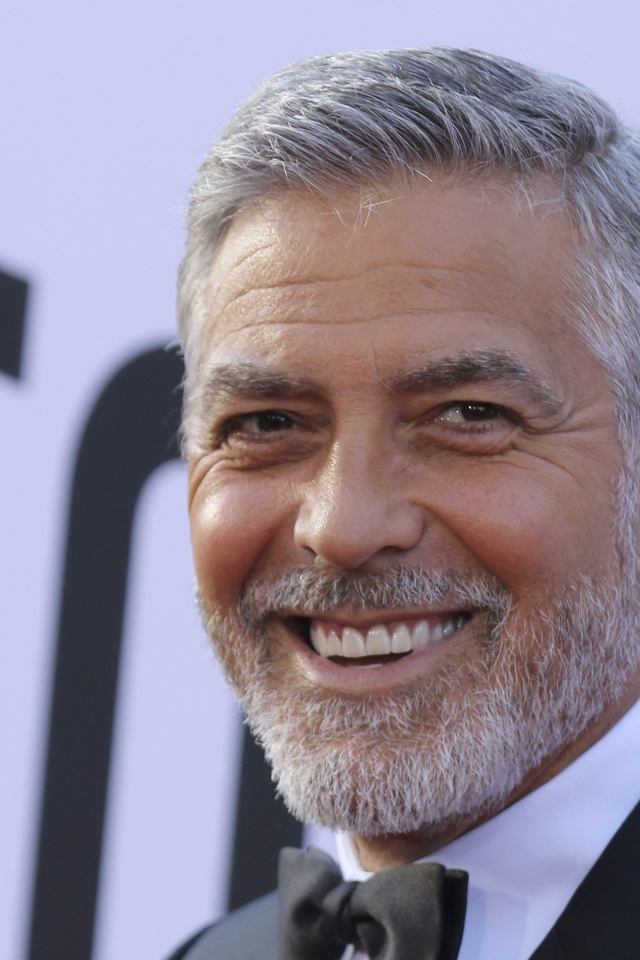 Улыбающийся мужчина актер Джордж Клуни