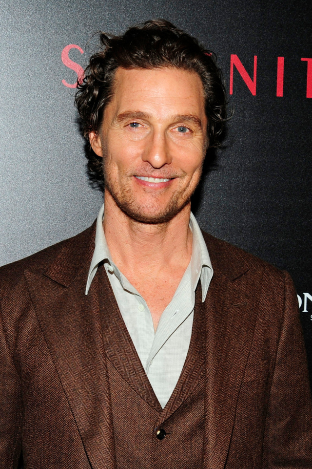 Улыбающийся стильный мужчина актер Мэттью Макконахи