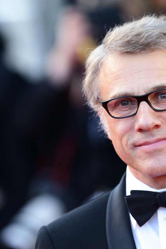 Стильный мужчина актер Кристоф Вальц в смокинге