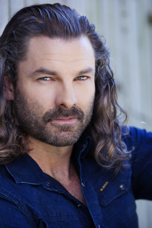 Стильный мужчина актер Гай Уильямс