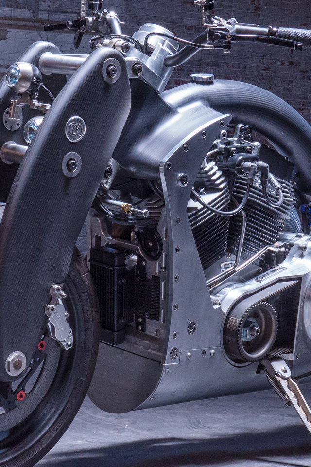 Большой серый мотоцикл Confederate B120 Wraith