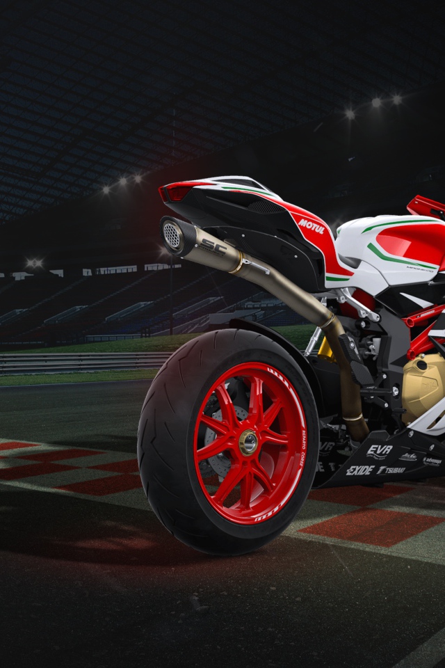 Спортивный мотоцикл Agusta F4 на гоночной трассе 