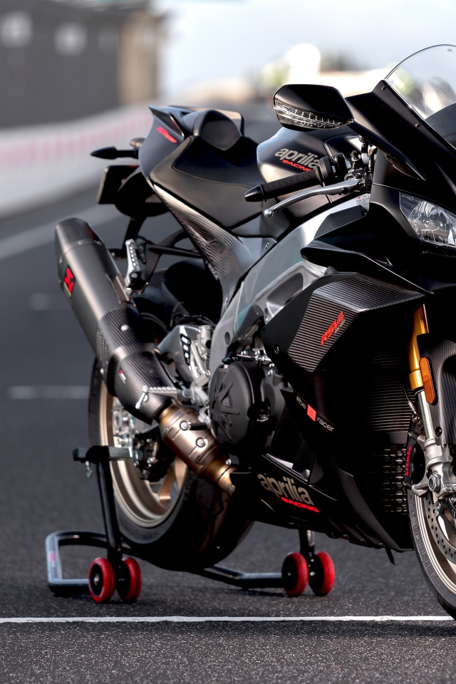 Черный спортивный мотоцикл Aprilia RSV4 Factory, 2019 года