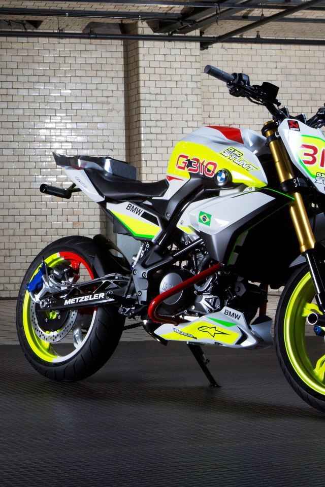 Мотоцикл BMW Concept Stunt G 310 в гараже