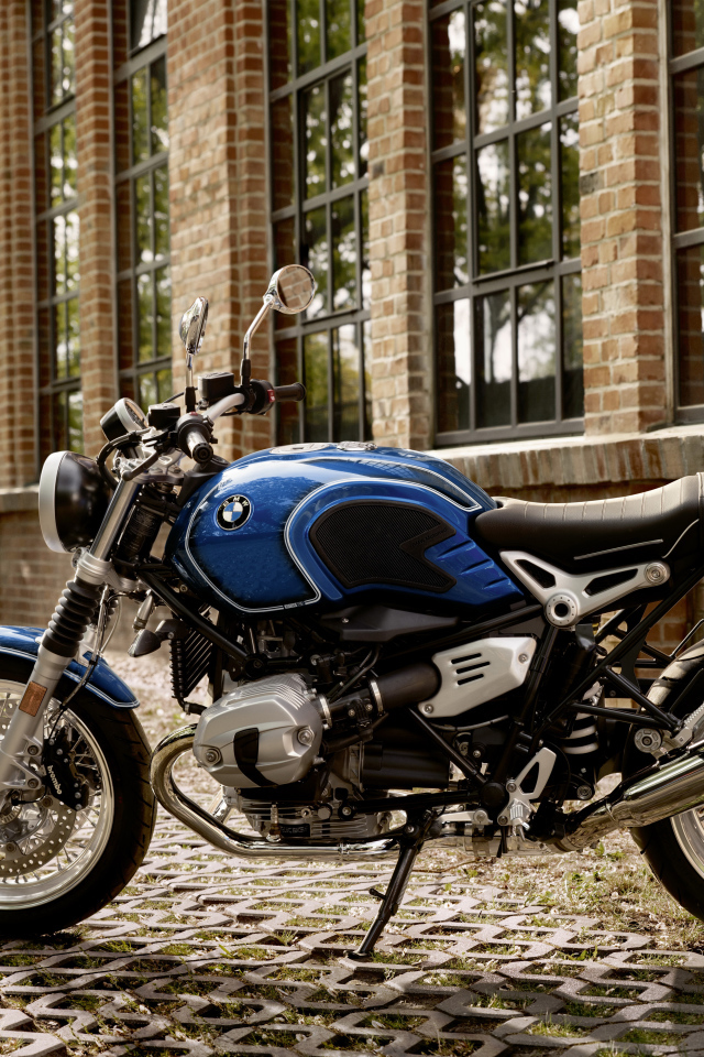 Мотоцикл BMW R nineT стоит у дома