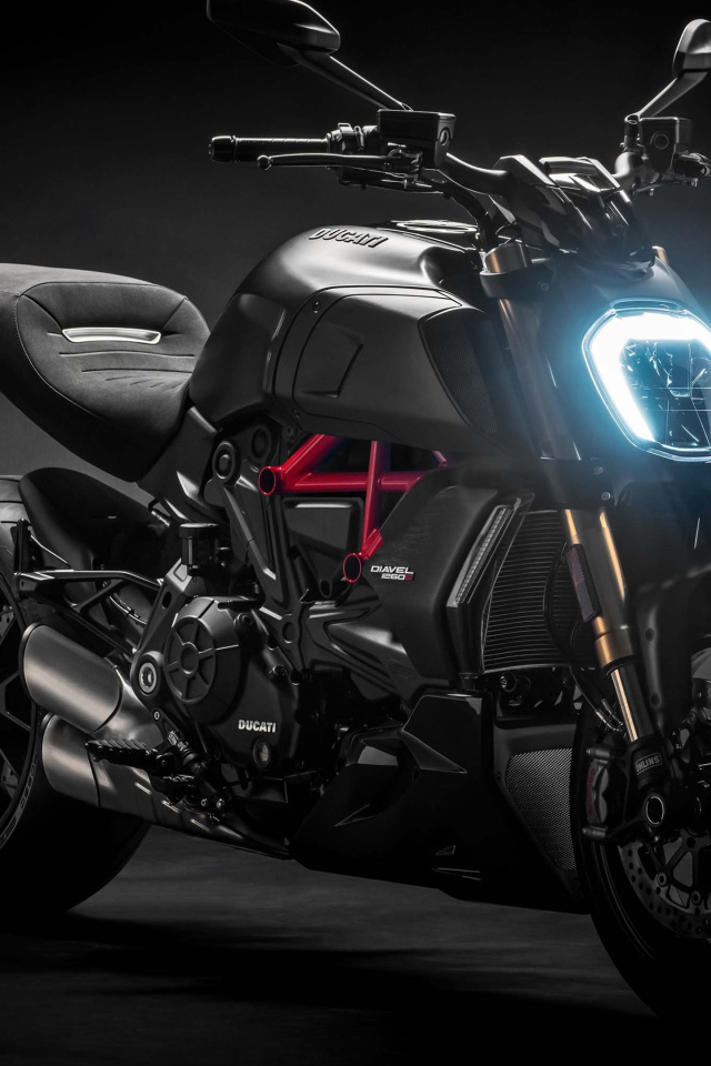 Черный мотоцикл Ducati Diavel 1260 S, 2019 года на черном фоне